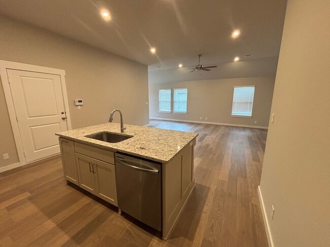 Building Photo - Beautiful New Duplex!