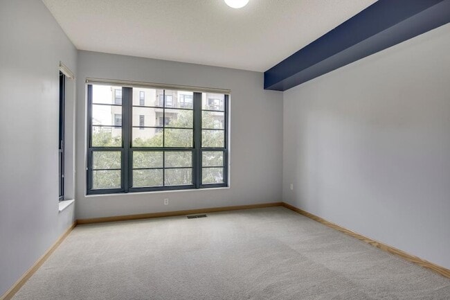Building Photo - 2566 Ellis Ave