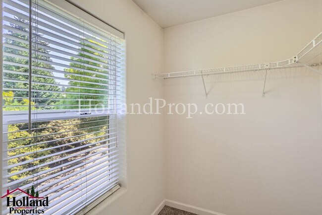 Building Photo - Beautiful End-Unit Townhome with 3 Bedrooms, 3 Full Baths & Private Outdoor Living