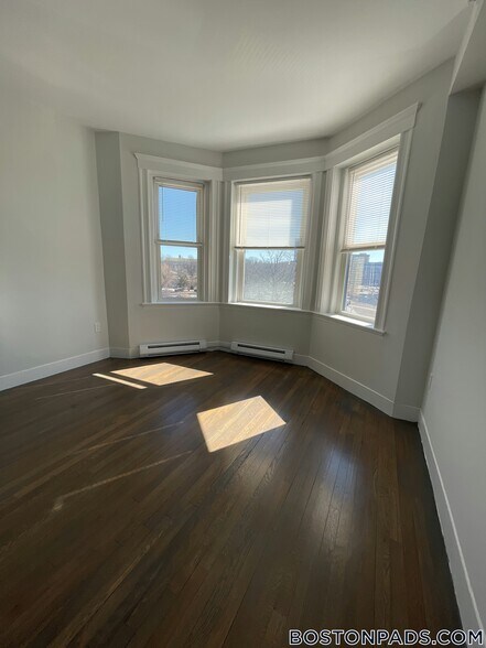 Building Photo - 77 Park Dr