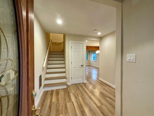 Building Photo - Beautiful Leschi Townhome with Fenced Yard