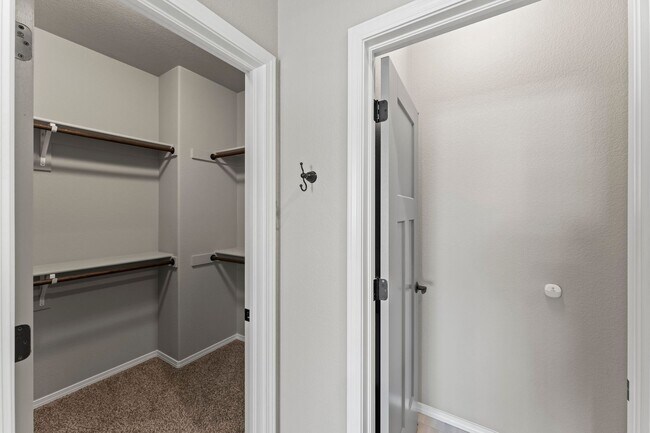 Building Photo - Beautifully Updated 4-Bedroom Home with Op...