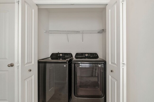 Building Photo - Updated Hermitage townhome, 2BR 2.5 bath, gym, pool, sidewalks, garage, fenced yard, available now!