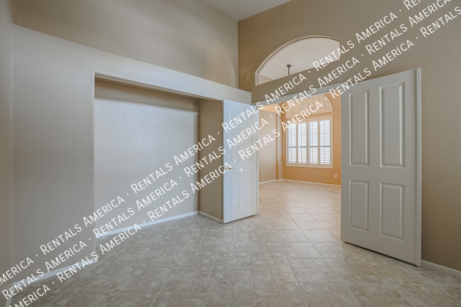 Building Photo - 263 E Ashurst Dr