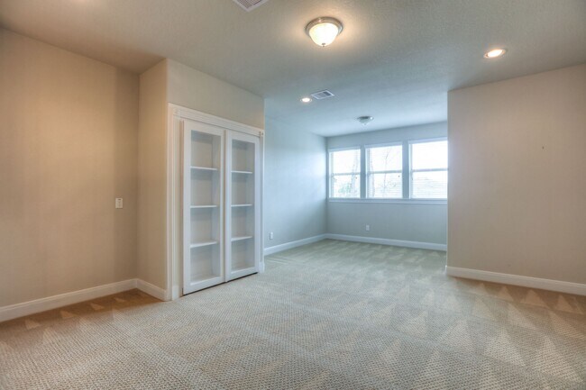 Building Photo - 19 Cohasset Pl