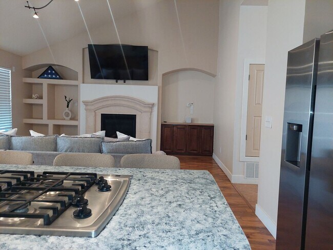 Building Photo - 4 BEDROOM 2 BATHROOM HOME 3 CAR GARAGE HOM...