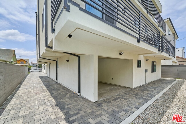 Building Photo - 603 W 41st Pl