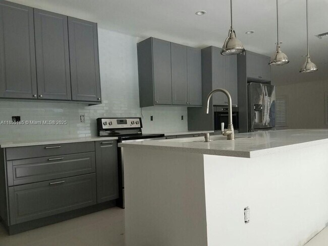 Building Photo - 810 Anastasia Ave