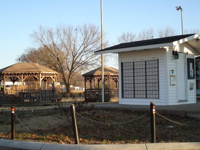 Building Photo - Location + Amenities + Covered Parking