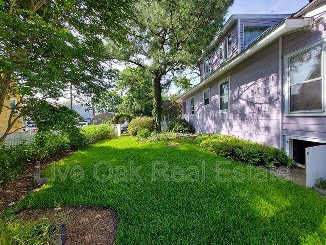 Building Photo - 774 W 51st St