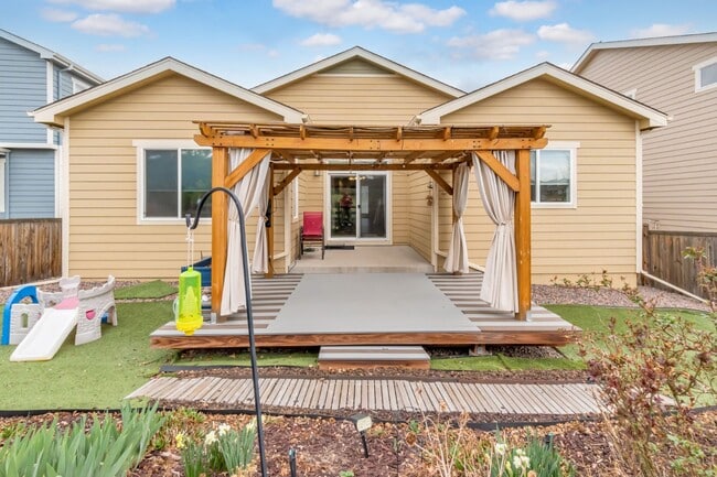 Building Photo - Beautiful low-maintenance ranch home with turf in front and back!