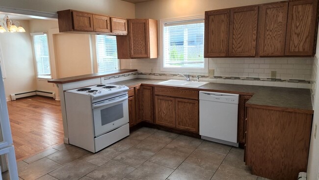 Building Photo - Move in Special! Large Beautiful South Hil...