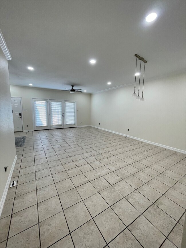 Building Photo - 640 Wilcrest Dr