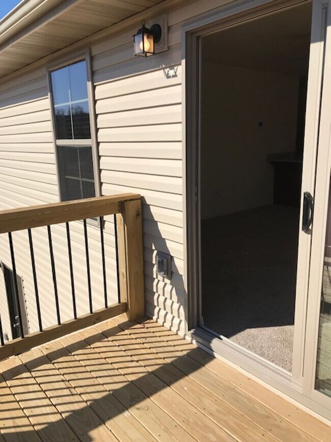 Building Photo - 3 Bedroom 2 Bath 2 Car Garage For Rent in Branson MO
