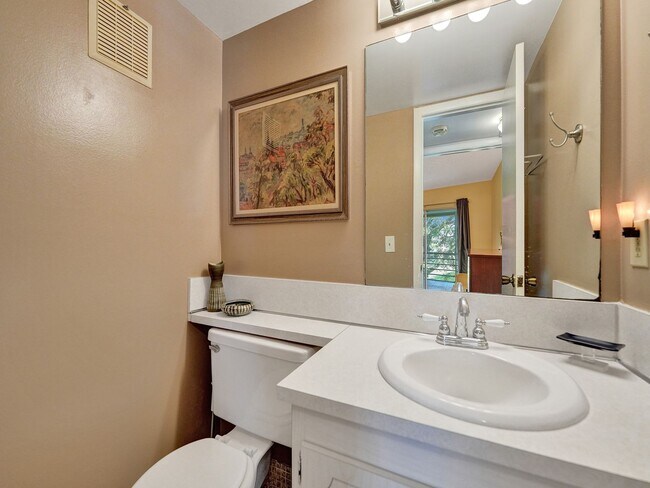 Building Photo - Beautiful fully furnished 2 bedroom 1.5 bath.