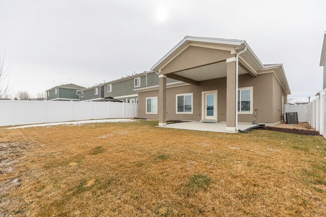 Building Photo - Light and Bright Brookside Home in Heber City