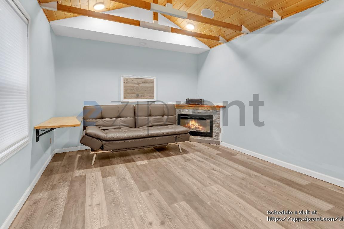 Building Photo - 9380 SW Sagert St