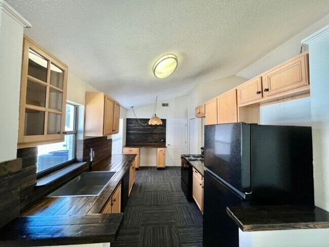 Building Photo - Orlando - 4 Bedroom, 2 Bathroom - $2550.00