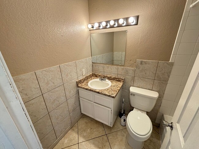 Building Photo - Charming 1Bed/1Bath apartment located in N...