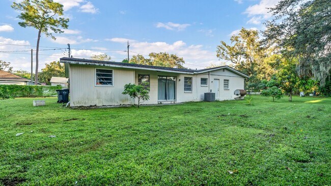 Building Photo - Renovated 3-Bed Furnished Home with Large ...