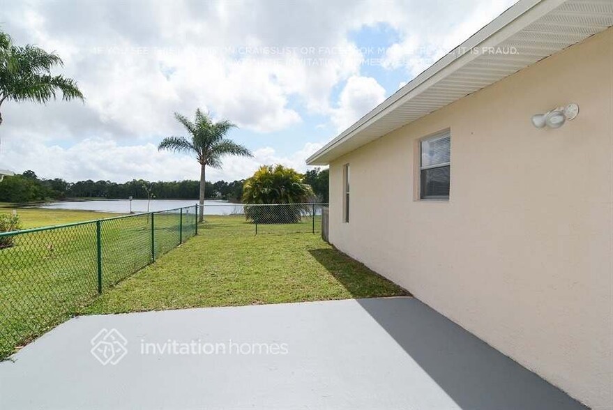 Building Photo - 832 SE Thornhill Dr