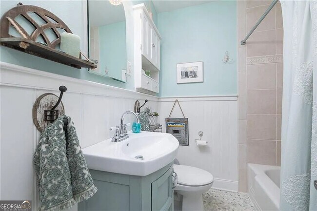 Building Photo - 302 Hascall Rd NW