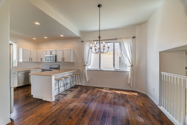 Building Photo - 4 Bed 3 Bath Located in Maple Hill Availab...