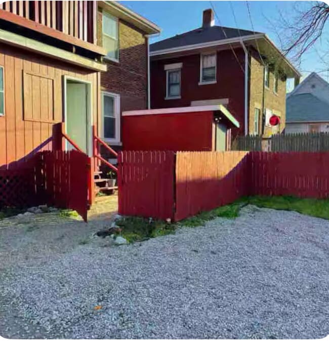 Building Photo - 4 bed with office 1.5 bath Urban Artsy Home