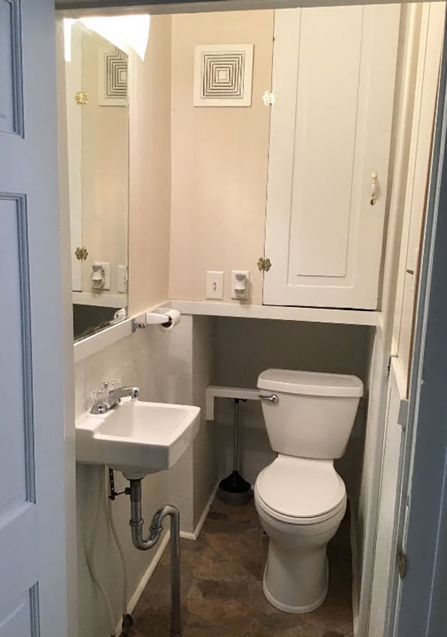 Building Photo - Perfect for college students, but great for others too!