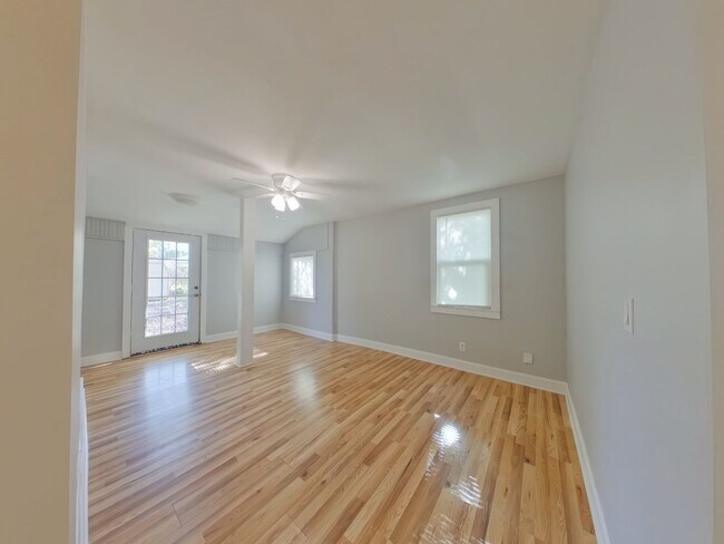 Building Photo - 3 Bedroom Home