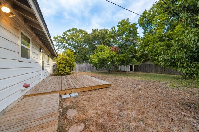 Building Photo - 205 Chippendale Ave