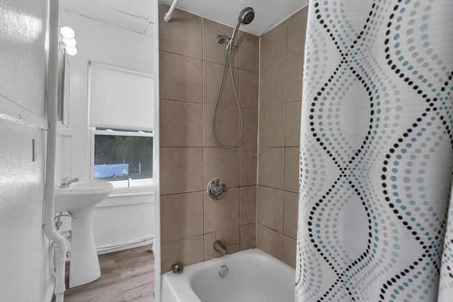 Building Photo - 13R Plain St