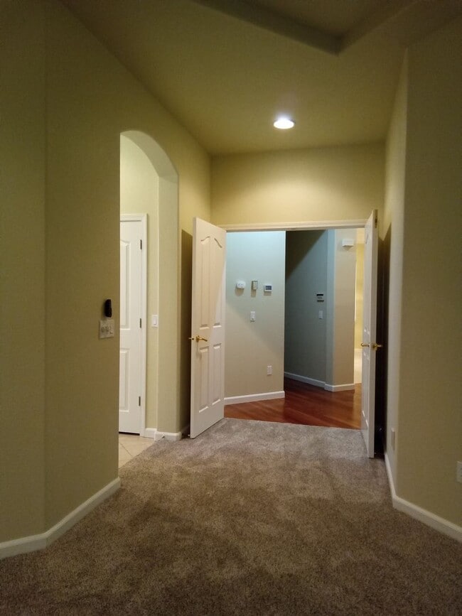 Building Photo - Gated: Single Story Heritage Oaks 3 Bedroom Plus Office/Den 3 Car Garage with lots of built in fo...