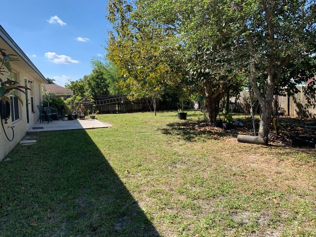 Building Photo - 4 Bedroom 2 bath CBS House with 2 car garage