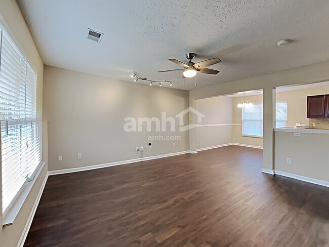 Building Photo - 4568 Hawthorn Dr