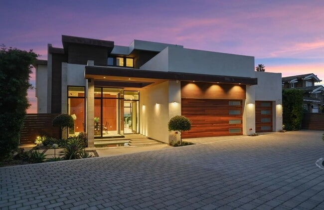 Building Photo - Luxury Coastal Escape w/ Resort-Style Amen...