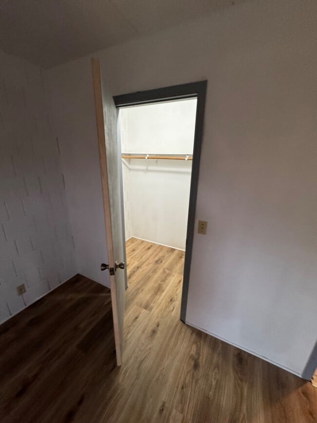 Building Photo - 4 Manor Dr