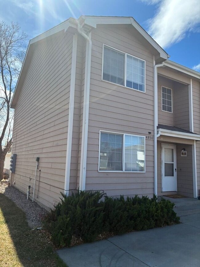 Building Photo - 2 Bed 1.5 Bath Townhouse End Unit in North Central Loveland - Water/Sewer/Trash Included in Rent!