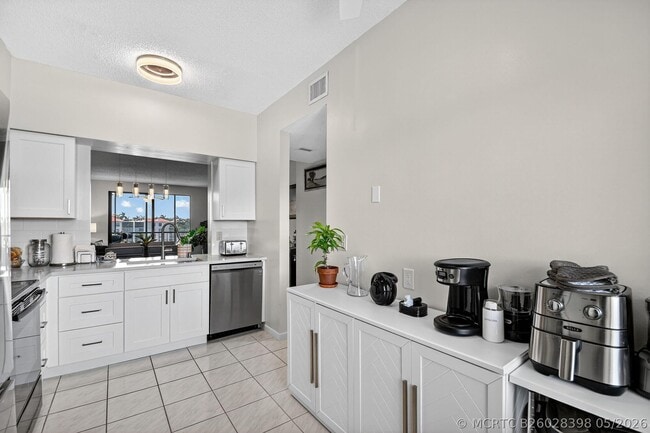 Building Photo - 6193 Pointe Regal Cir