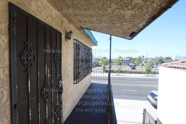 Building Photo - 830 E Anaheim St