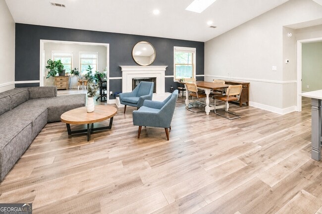 Building Photo - 135 Summer Brooke