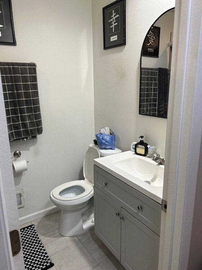 Building Photo - Adorable 2BR 1.5BA w/ Attached Garage • Yard in Roselawn