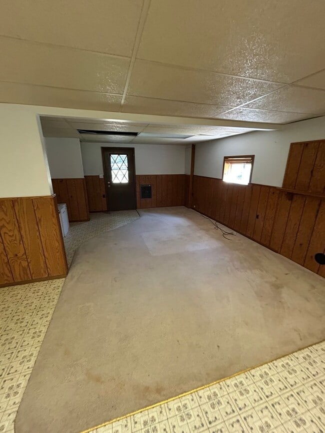 Building Photo - 1600 Lake Blaine Rd