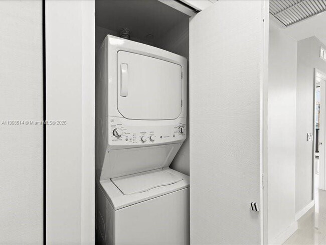 Building Photo - 460 NE 28th St