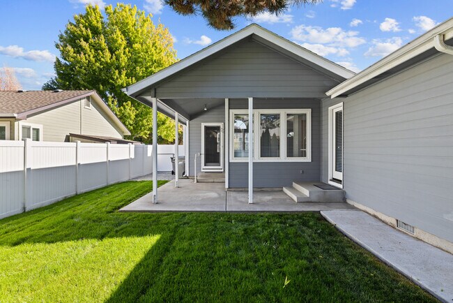Building Photo - 5415 N Noble Fir Ave