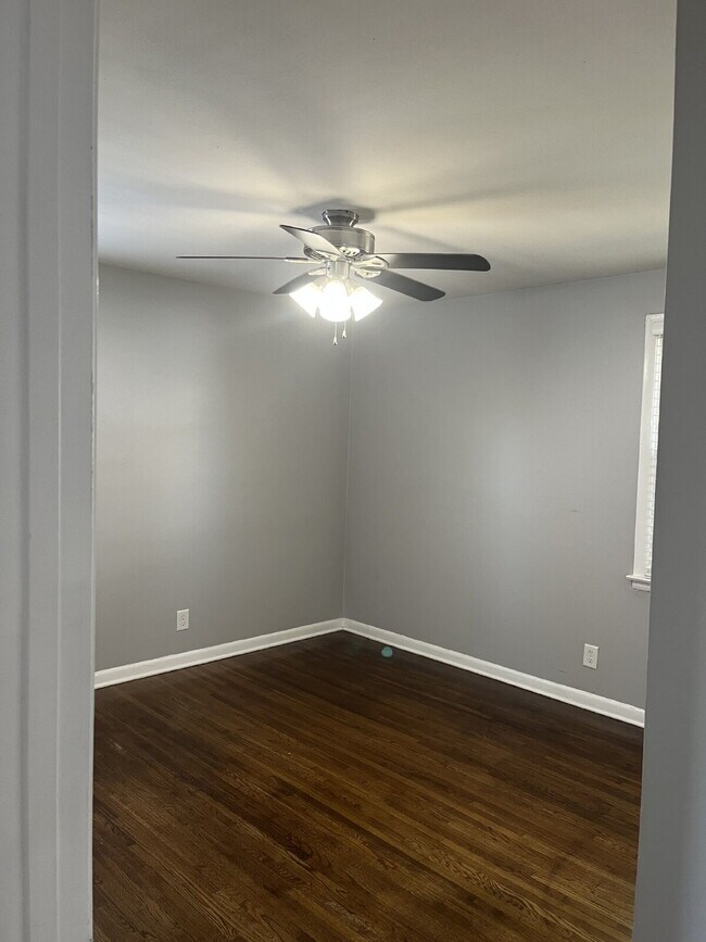 Building Photo - Charming 2 Bed, 1 Bath Nashville Rental - Prime Location on Lenore Street! FENCED BACK YARD!