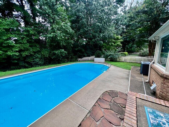 Building Photo - Large 6 bedroom home with Pool in Virginia Beach