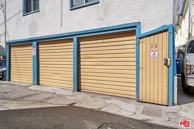 Building Photo - 38 20th Ave