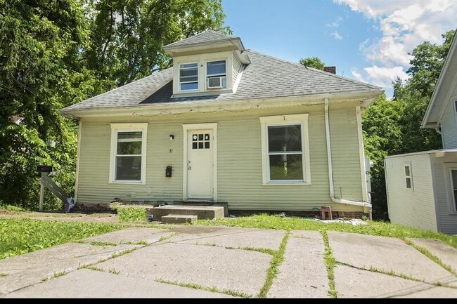 Primary Photo - 37 Woodward Ave