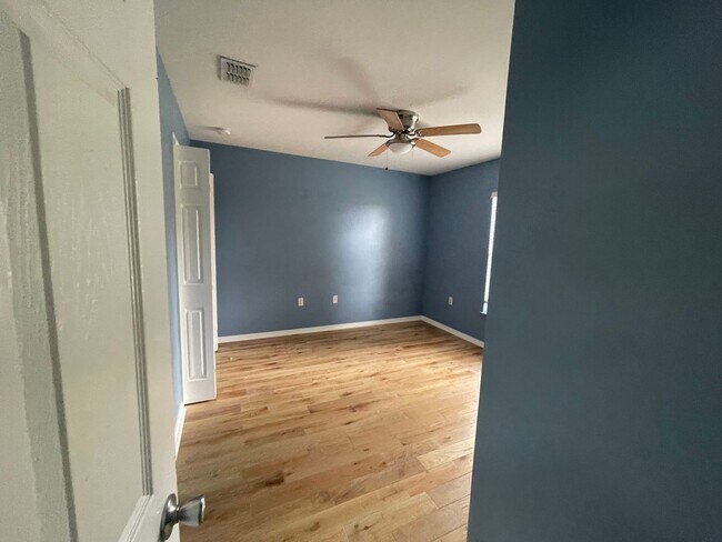 Building Photo - Great Home Great Location - 4 br 2 1/2 bath